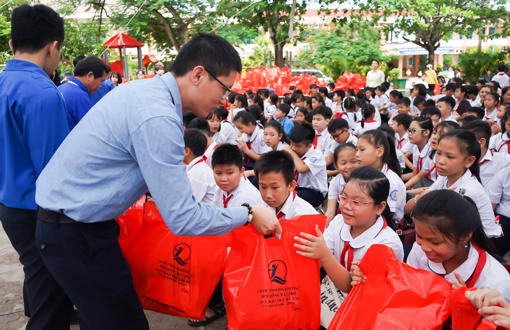 Đại diện Tập đoàn Tân Hiệp Phát trao quà cho các em thiếu nhi.