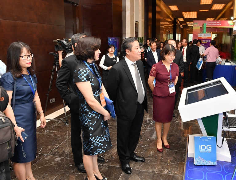 Phó Thống đốc NHNN Nguyễn Kim Anh tham quan gian trưng bày của Vietcombank.