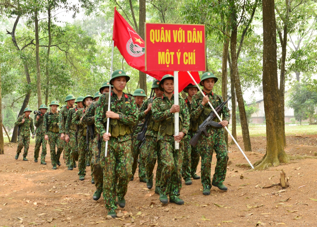 Chiến sĩ mới hành quân ra thao trường