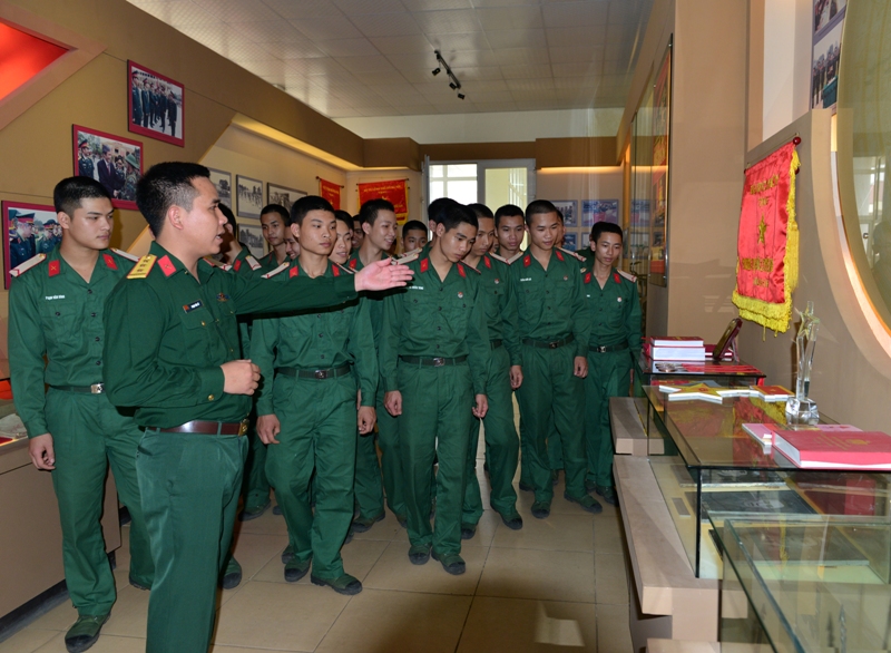 Giáo dục truyền thống đơn vị