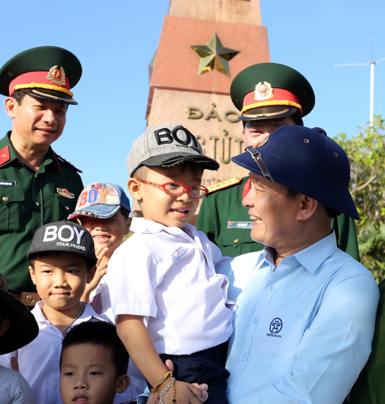 Phó Chủ tịch Thường trực HĐND TP Hà Nội Nguyễn Ngọc Tuấn với thiếu nhi trên đảo Song Tử Tây