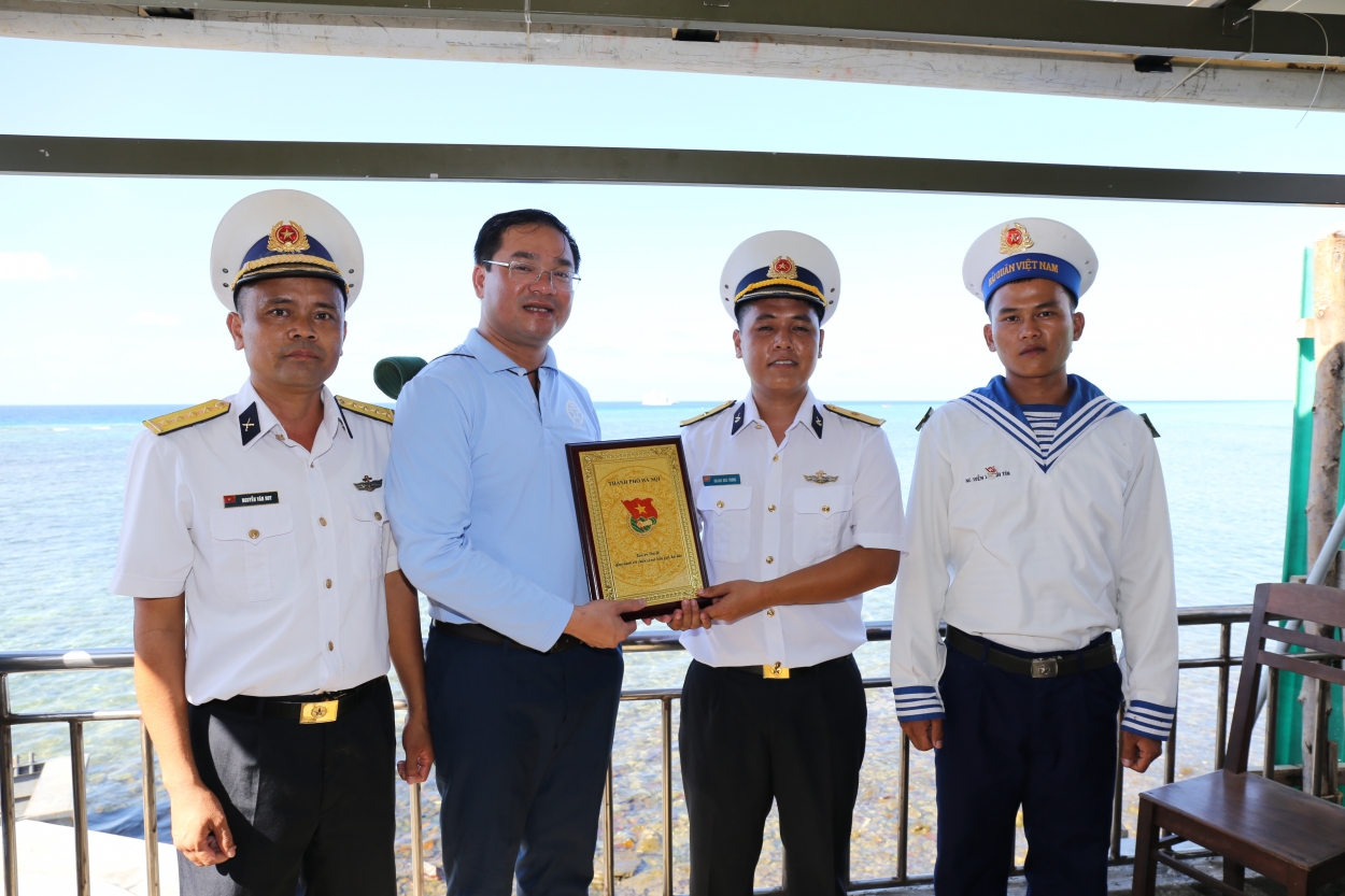 Đồng chí Nguyễn Ngọc Việt, Ủy viên Ban Thường vụ Trung ương Đoàn, Thành ủy viên, Bí thư Thành đoàn Hà Nội, tặng quà cán bộ, chiến sĩ trên Quần đảo Trường Sa