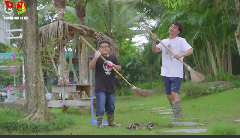 Nghệ sĩ ưu tú Xuân Bắc và bé Bi trong MV