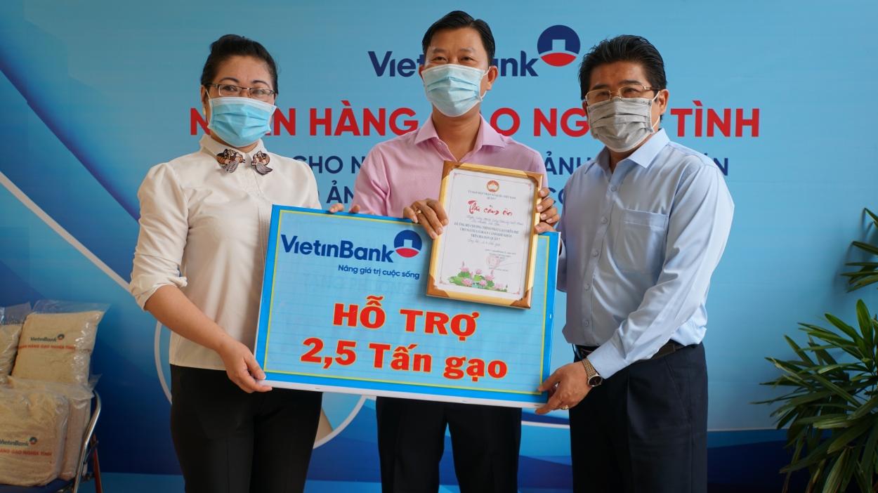 “Ngân hàng gạo nghĩa tình” của VietinBank đến với người nghèo TP HCM