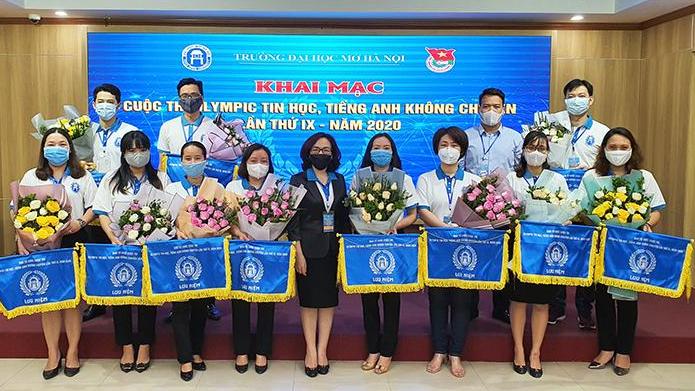 Hơn 700 thí sinh thi tài Tin học, tiếng Anh không chuyên trực tuyến