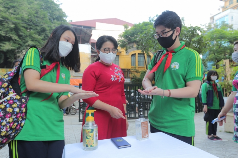 Cô Phạm Thị Hương Giang, hiệu trưởng nhà trường hướng dẫn các em học sinh rửa tay sát khuẩn