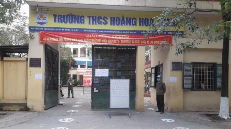 Trường THCS Hoàng Hoa Thám tăng cường thêm bảo vệ trực chốt tại cổng trường