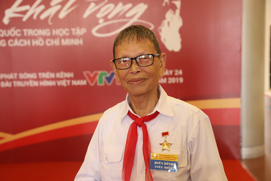 Thầy giáo học tập Bác để khởi xướng phong trào