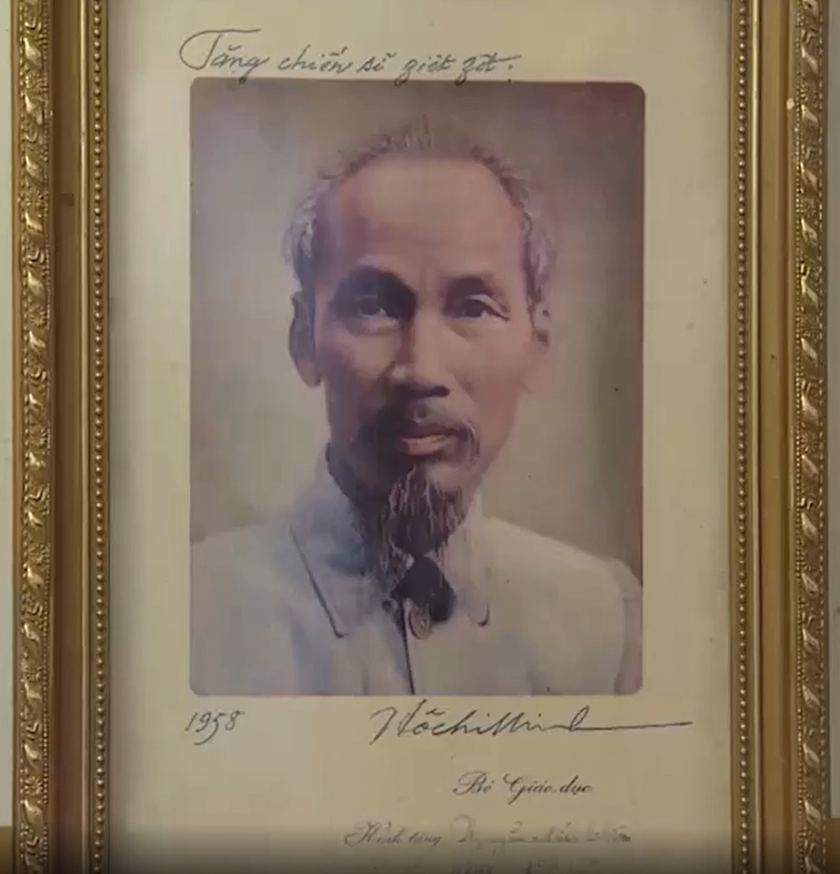 Thầy giáo Nguyễn Đức Thìn luôn gìn giữ, trân trọng bức chân dung Chủ tịch Hồ Chí Minh được Người mến tặng