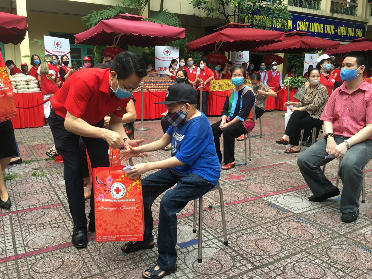 Chủ tịch Hội Chữ thập đỏ TP Hà Nội Đào Ngọc Triệu trao quà cho người dân có hoàn cảnh khó khăn trên địa bàn quận Hoàn Kiếm