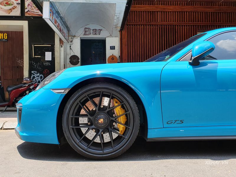 Porsche 911 Carrera GTS được trang bị bộ mâm đa chấu sơn đen mờ với khoá trục bánh trung tâm kiểu xe đua. Đi kèm với đó là bộ lốp hàng hiệu Pirelli P Zero cùng phanh gốm tổng hợp PCCB của Porsche