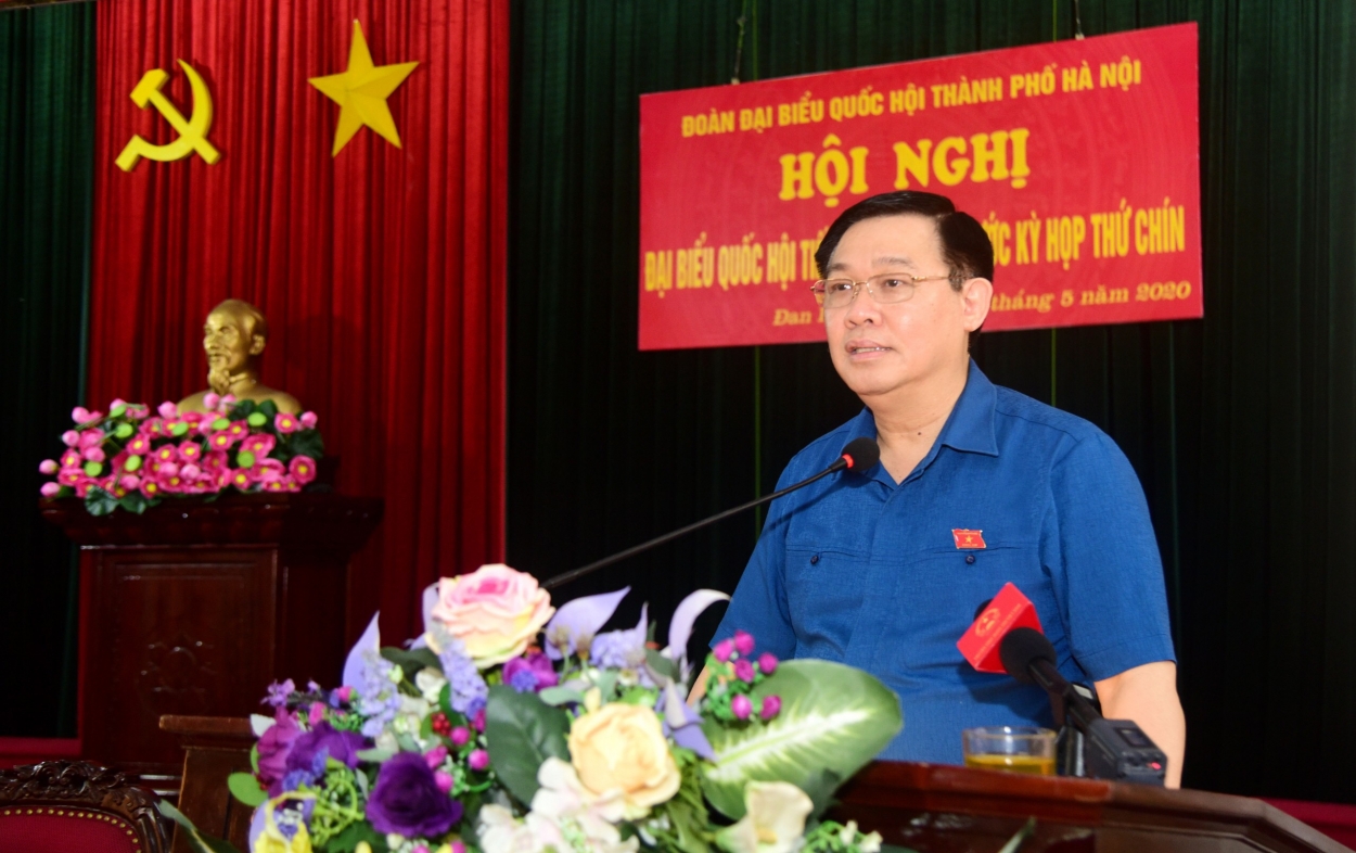 Bí thư Thành ủy Vương Đình Huệ phát biểu tại buổi tiếp xúc cử tri huyện Đan Phượng