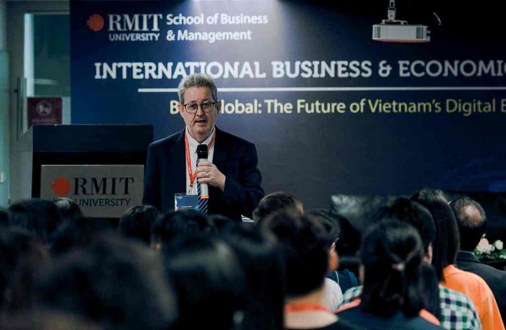 Tiến sĩ John Walsh, Chủ nhiệm bộ môn Kinh doanh Quốc tế tại Đại học RMIT Việt Nam, cho rằng cả người tiêu dùng và doanh nghiệp Việt Nam đều có thể hưởng lợi từ EVFTA