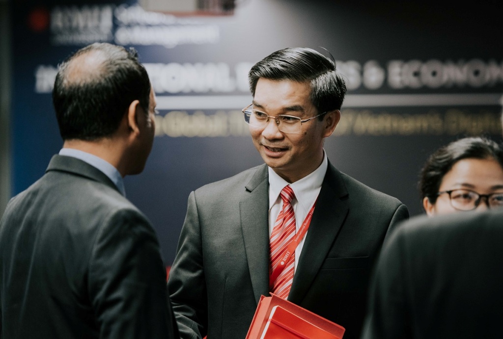Tiến sĩ Nguyễn Quang Trung, Chủ nhiệm nhóm bộ môn Quản trị thuộc Đại học RMIT Việt Nam (ở giữa), nhấn mạnh vào yêu cầu phải gắn kết các doanh nghiệp vừa và nhỏ vào chuỗi giá trị toàn cầu