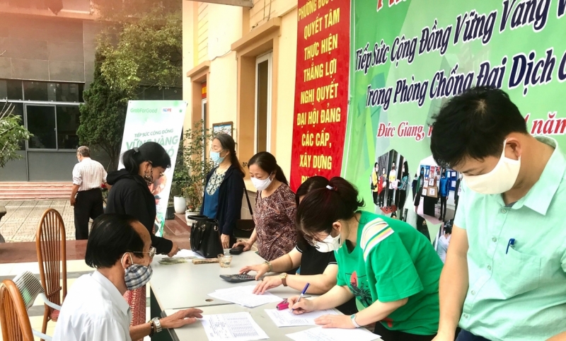 Chi trả tiền hỗ trợ cho nhóm người thuộc hộ nghèo, hộ cận nghèo do ảnh hưởng của dịch Covid-19 tại quận Long Biên, Hà Nội.