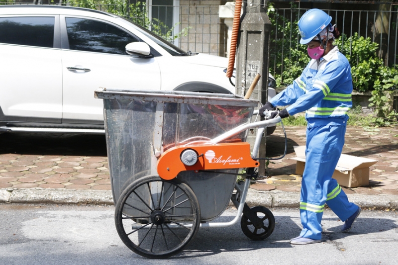 Những việc làm thầm lặng của lực lượng công nhân môi trường đóng góp rất lớn cho Thủ đô