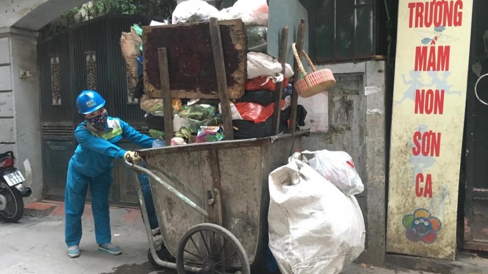Công nhân cần mẫn dọn và thu gom rác, mang lại môi trường sạch đẹp cho Thủ đô