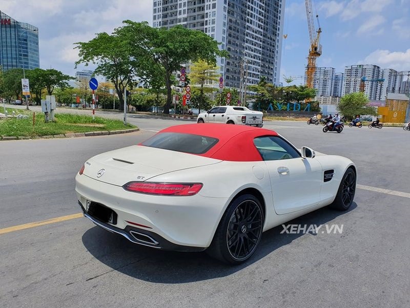 Mercedes-AMG GT Roadster dạo phố cuối tuần cùng chủ nhân dưới nắng Sài Gòn