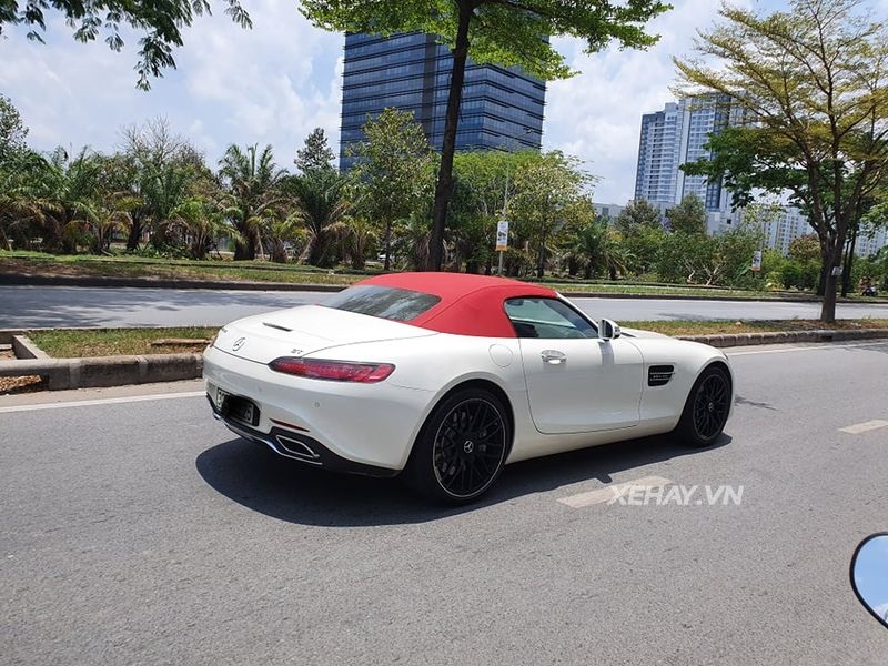 Mercedes-AMG GT Roadster dạo phố cuối tuần cùng chủ nhân dưới nắng Sài Gòn