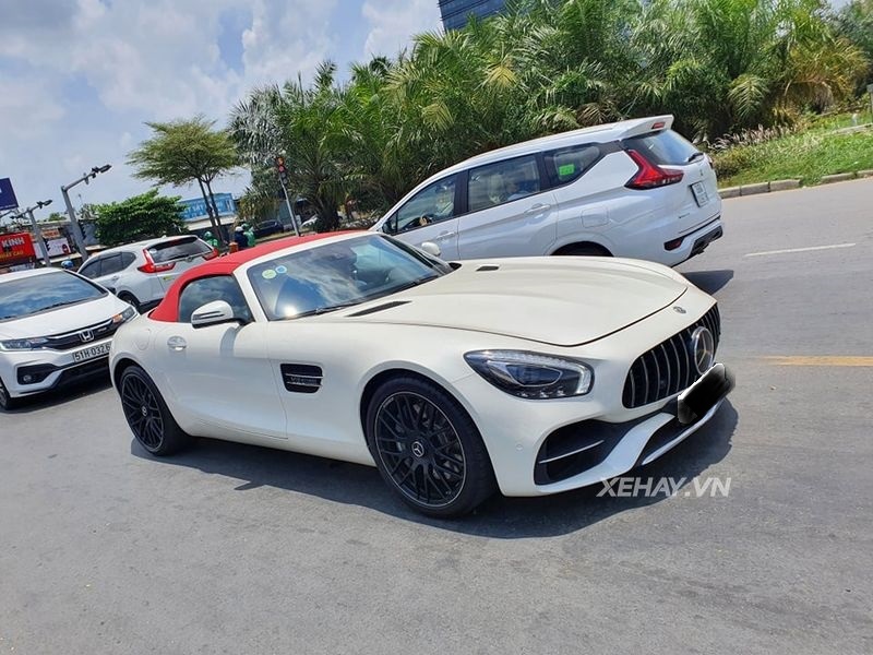 Mercedes-AMG GT Roadster dạo phố cuối tuần cùng chủ nhân dưới nắng Sài Gòn