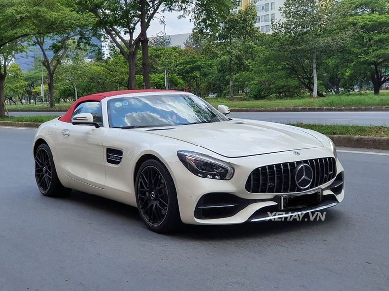 Mercedes-AMG GT Roadster dạo phố cuối tuần cùng chủ nhân dưới nắng Sài Gòn