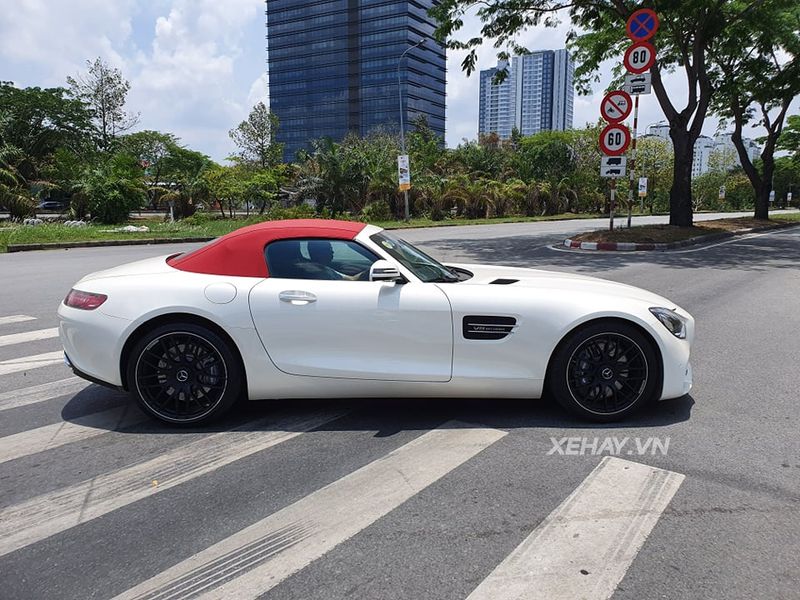 Mercedes-AMG GT Roadster dạo phố cuối tuần cùng chủ nhân dưới nắng Sài Gòn