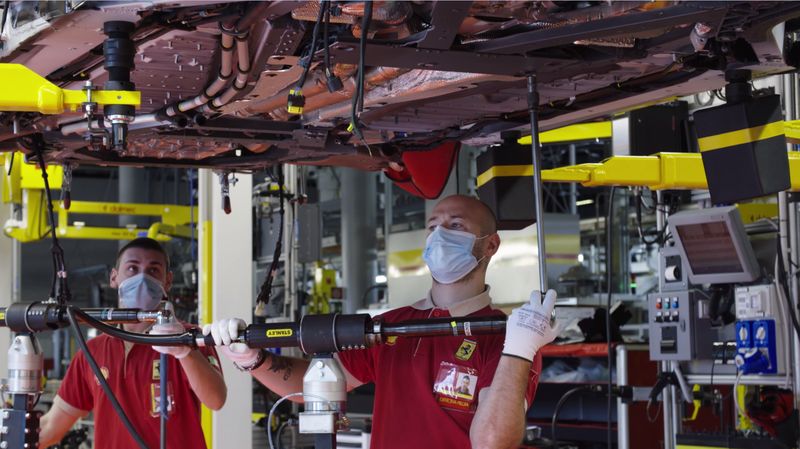 Ferrari khởi động lại hệ thống sản xuất sau dịch Covid-19