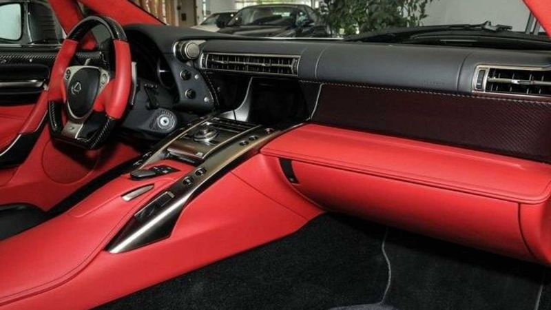 Lexus LFA phủ crôm 