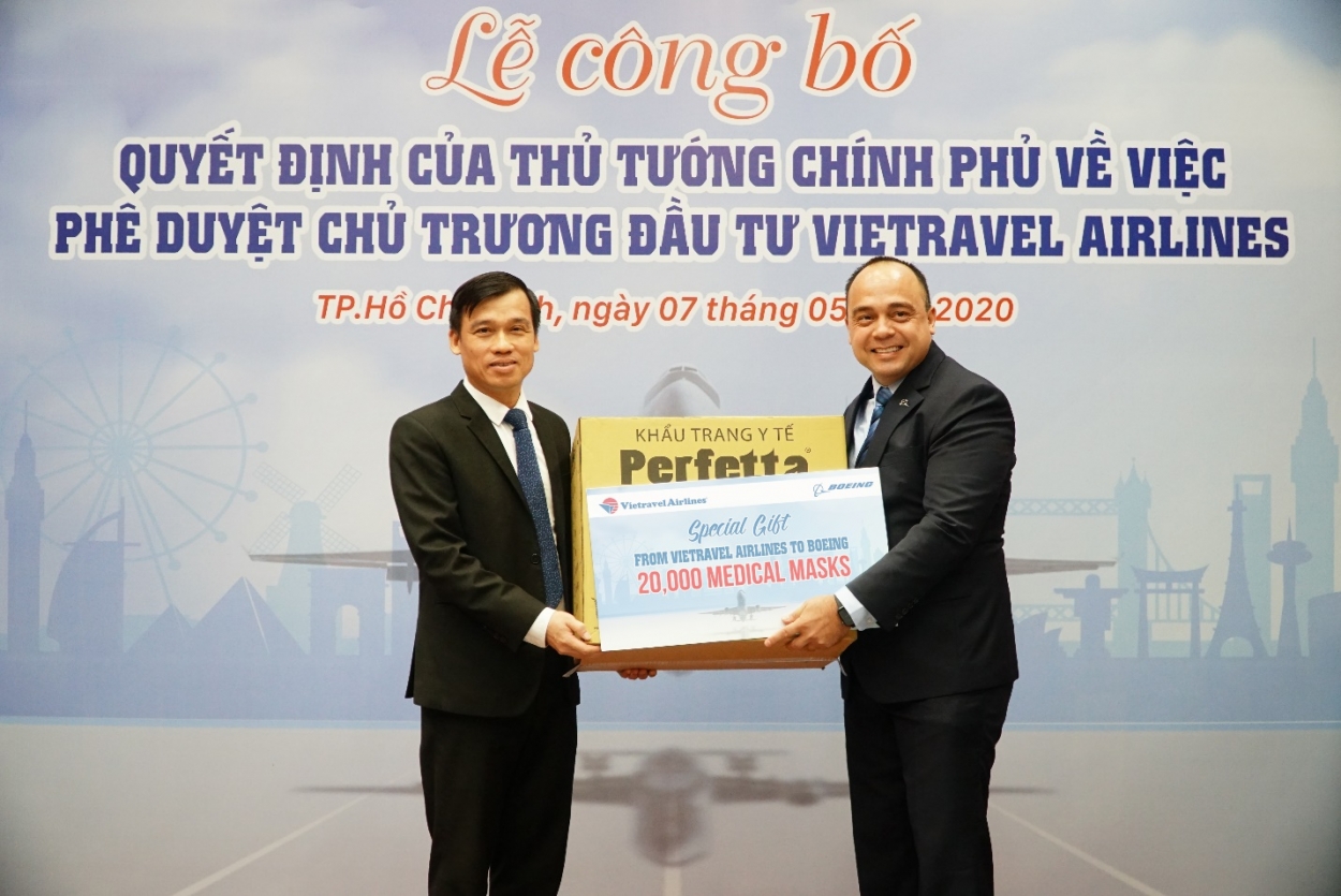 Vietravel Airlines trao tặng 20.000 khẩu trang y tế cho đại diện Hãng Boeing