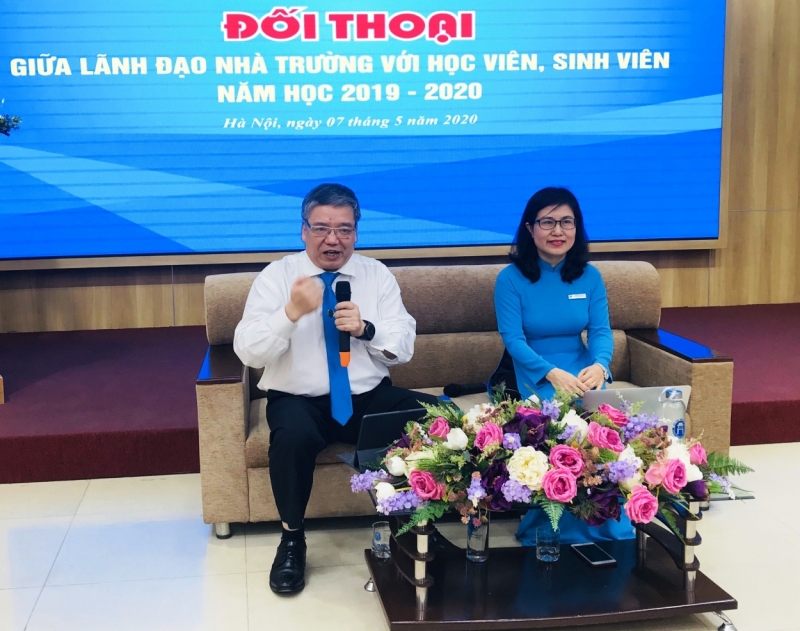 Đại diện lãnh đạo nhà trường giải đáp băn khoăn cho học viên, sinh viên