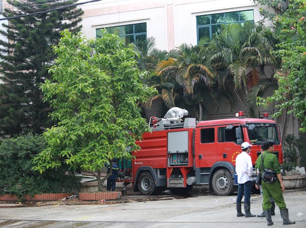 Tới khoảng 11h30 cùng ngày, lực lượng PCCC vẫn tiến hành phun nước làm mát hiện trường vụ cháy kho, xưởng tại khu công nghiệp Phú Thị