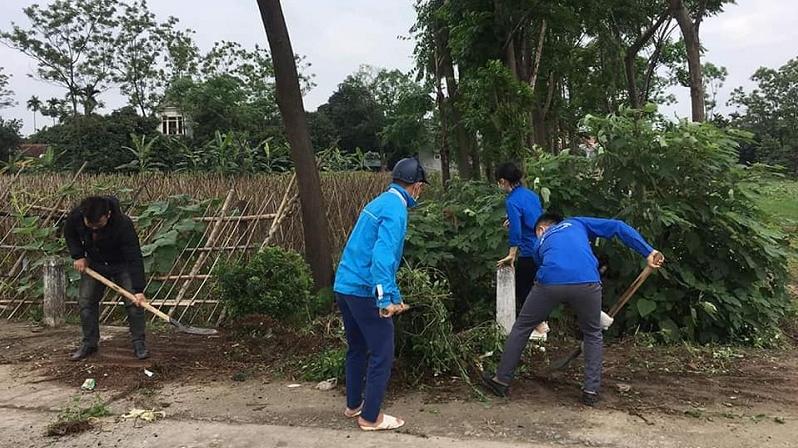 Tuổi trẻ huyện Phúc Thọ ra quân làm sạch môi trường