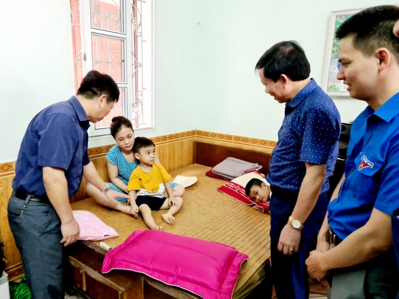 Các đồng chí lãnh đạo Huyện ủy, HĐND, UBND huyện và đại diện Thường trực Huyện đoàn Quốc Oai thăm hỏi động viên cháu Nguyễn Duy Khánh