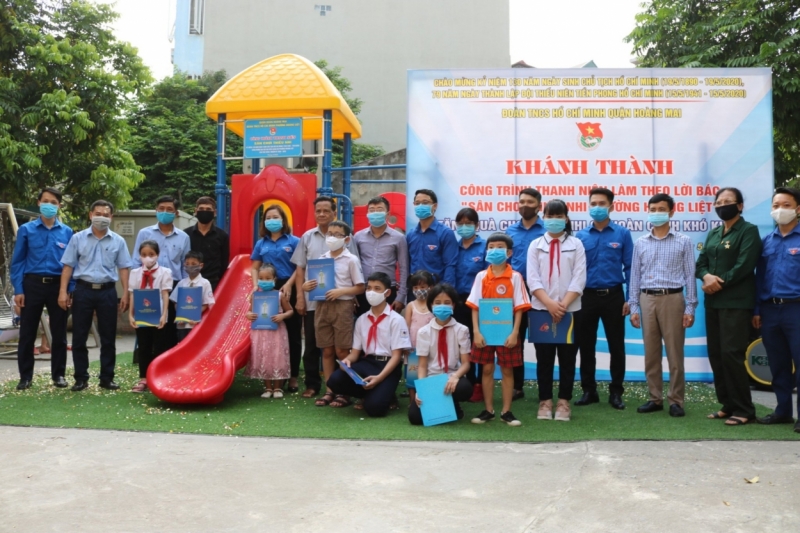 Dịp này, Quận đoàn Hoàng Mai tặng quà tới cựu thanh niên xung phong và trẻ em có hoàn cảnh khó khăn