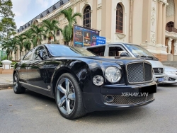 Bentley Mulsanne Speed đen huyền bí "thả dáng" trên phố Sài Gòn
