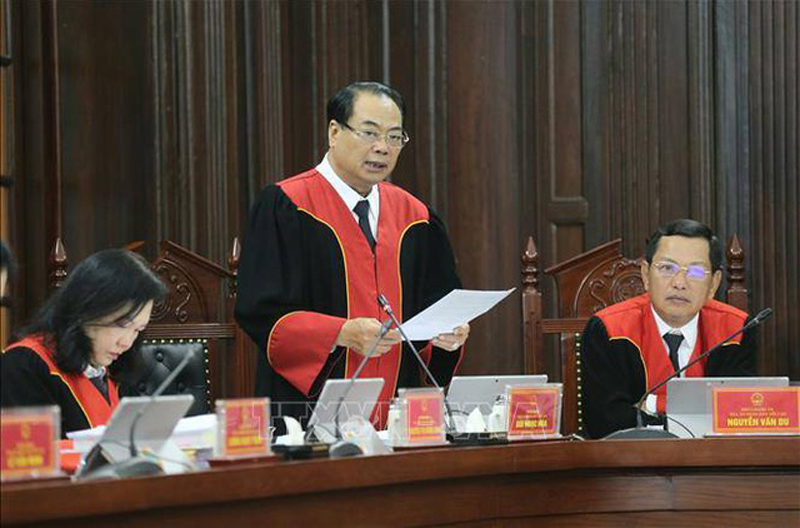 Đại diện Hội đồng thẩm phán TAND tối cao công bố phán quyết của phiên tòa giám đốc thẩm (ảnh: TTXVN)