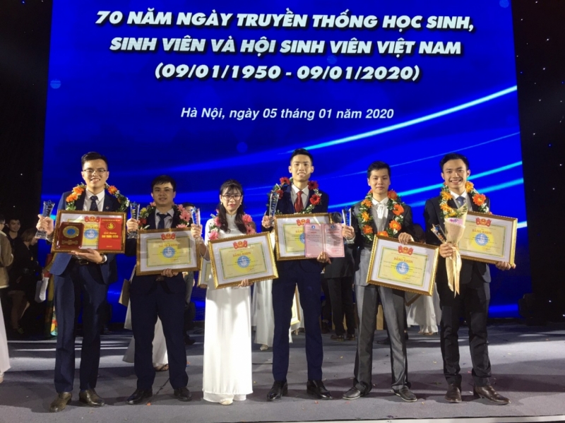 Nguyễn Ngọc Trung (thứ ba từ phải sang) nhận danh hiệu Sinh viên 5 tốt cấp Trung ương