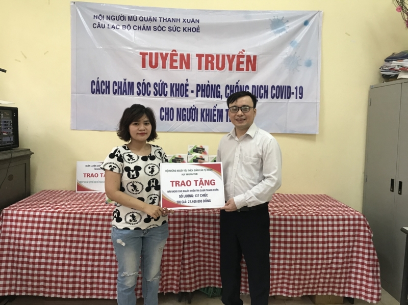 Đại diện Hội Người mù quận Thanh Xuân nhận biển tượng trưng 137 chiếc radio tặng người khiếm thị