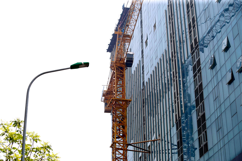 Việc phá dỡ tầng 18 của tòa nhà 8B Lê Trực sẽ bắt đầu từ các hạng mục vách kính, thiết bị điện, nước, nội thất, tường gạch…