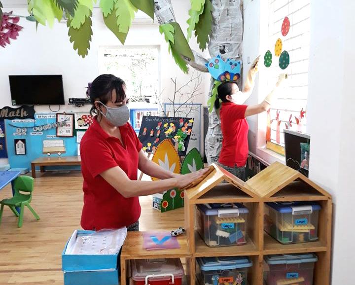 Cô giáo Ngô Thị Minh Hà (Hiệu trưởng trường Mẫu giáo Việt - Triều Hữu nghị) cho biết, ngoài một phòng y tế trang bị đầy đủ các thiết bị theo quy định, nhà trường đã chuẩn bị một phòng rộng trên tầng 2 làm phòng cách ly; Trong phòng có giường, đồ chơi và trang trí để trẻ nếu như phải vào cũng không cảm thấy sợ.