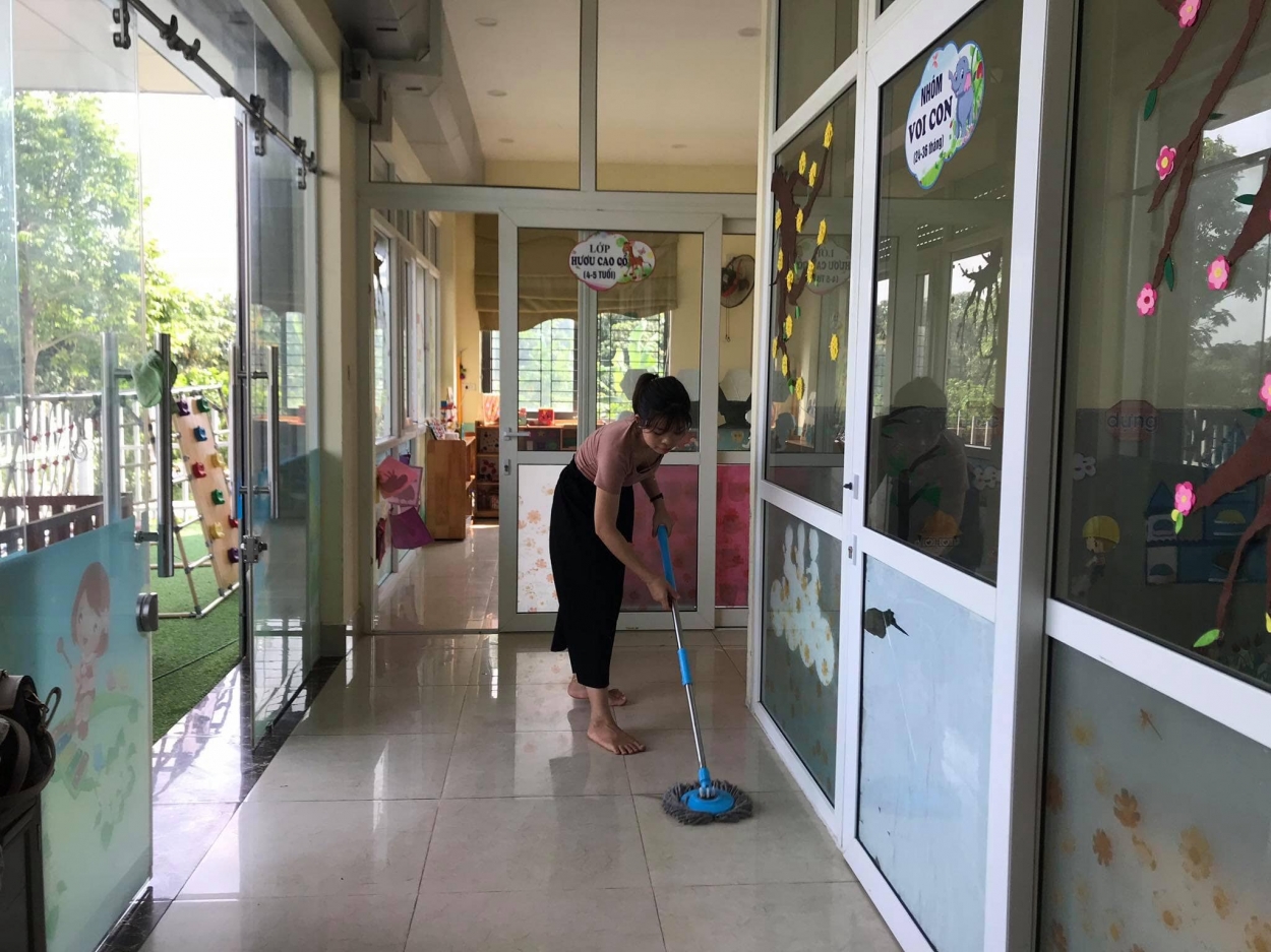 Tại các cơ sở mầm non tư thục, nhóm trẻ, các giáo viên cũng tích cực làm công tác vệ sinh trong những ngày cuối tuần, sẵn sàng đón trẻ đi học trở lại vào ngày thứ hai (11/5)
