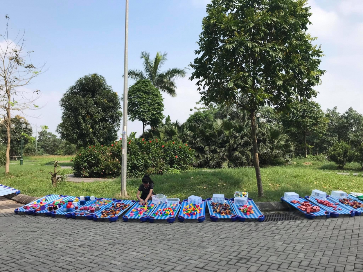 Đồ chơi của các con được cô giáo rửa sạch sẽ bằng dung dịch Cloramin B, phơi khô...