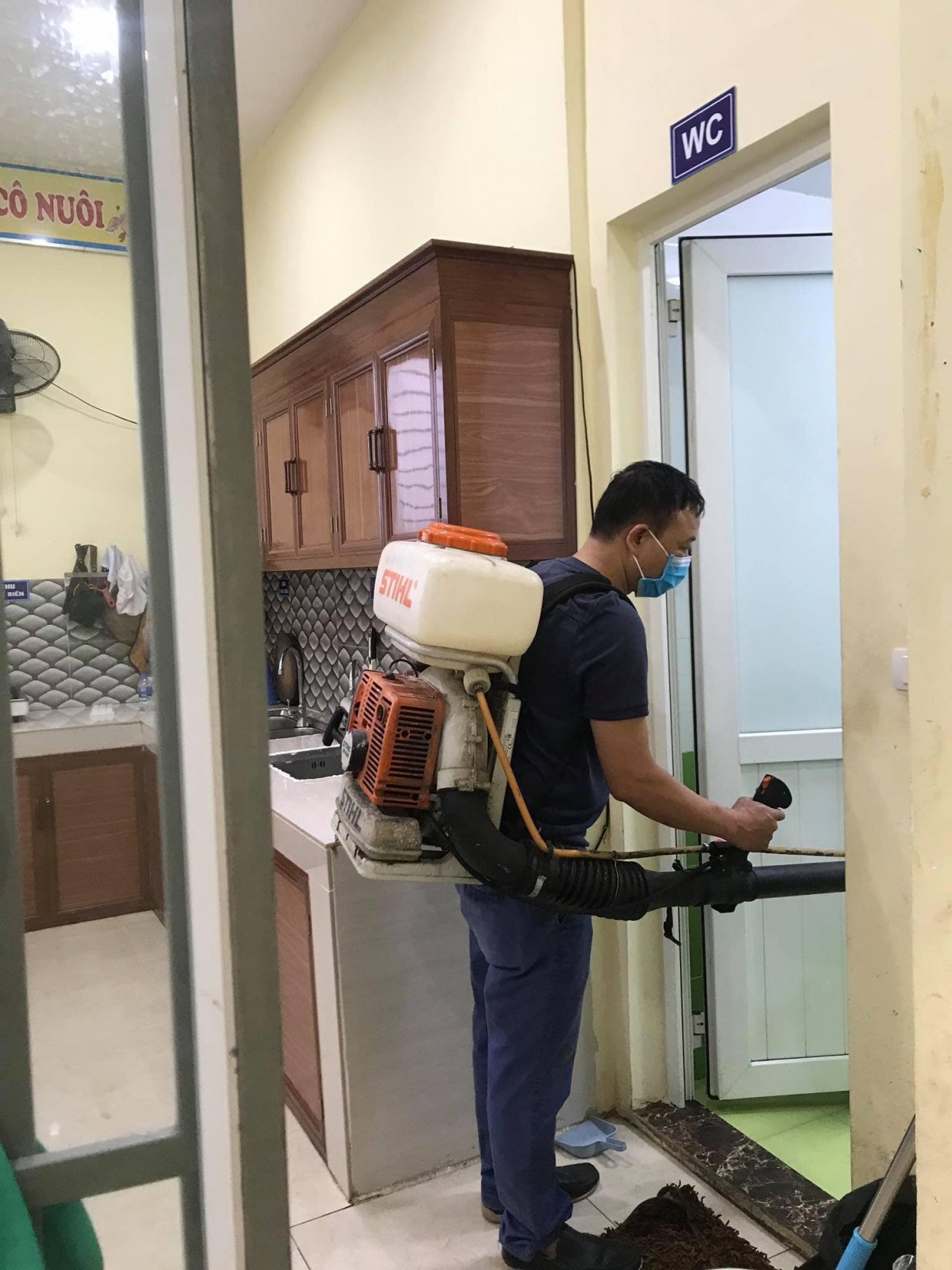 Khu vực vệ sinh được phun khử khuẩn