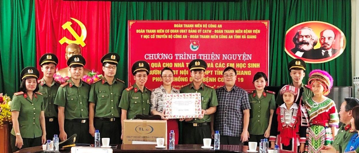 Nhiều món quà thiết thực, ý nghĩa đã được đoàn viên, thanh niên, chiến sĩ công an trao đến đồng chí, đồng đội và người dân tại tỉnh Hà Giang