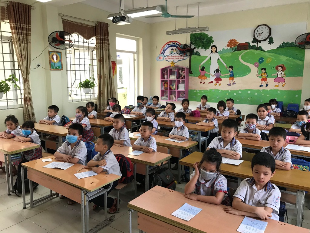 Học sinh lớp 1H trường Tiểu học Đông Hội trong giờ học đầu tiên sau kỳ nghỉ dài vì dịch Covid-19