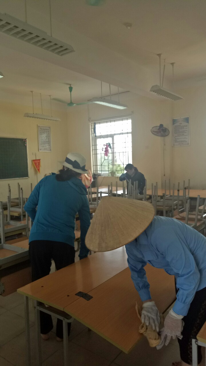 Công tác phun thuốc khử khuẩn, vệ sinh lớp học trước khi học sinh trở lại trường được tiến hành cẩn thận, chu đáo