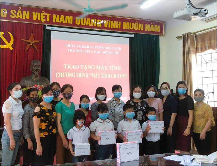 Đại diện Ban giám hiệu trường Tiểu học Đông Hội, Hội Cha mẹ học sinh nhà trường đã tổ chức trao tặng 5 máy tính bảng cho 5 học sinh có hoàn cảnh khó khăn
