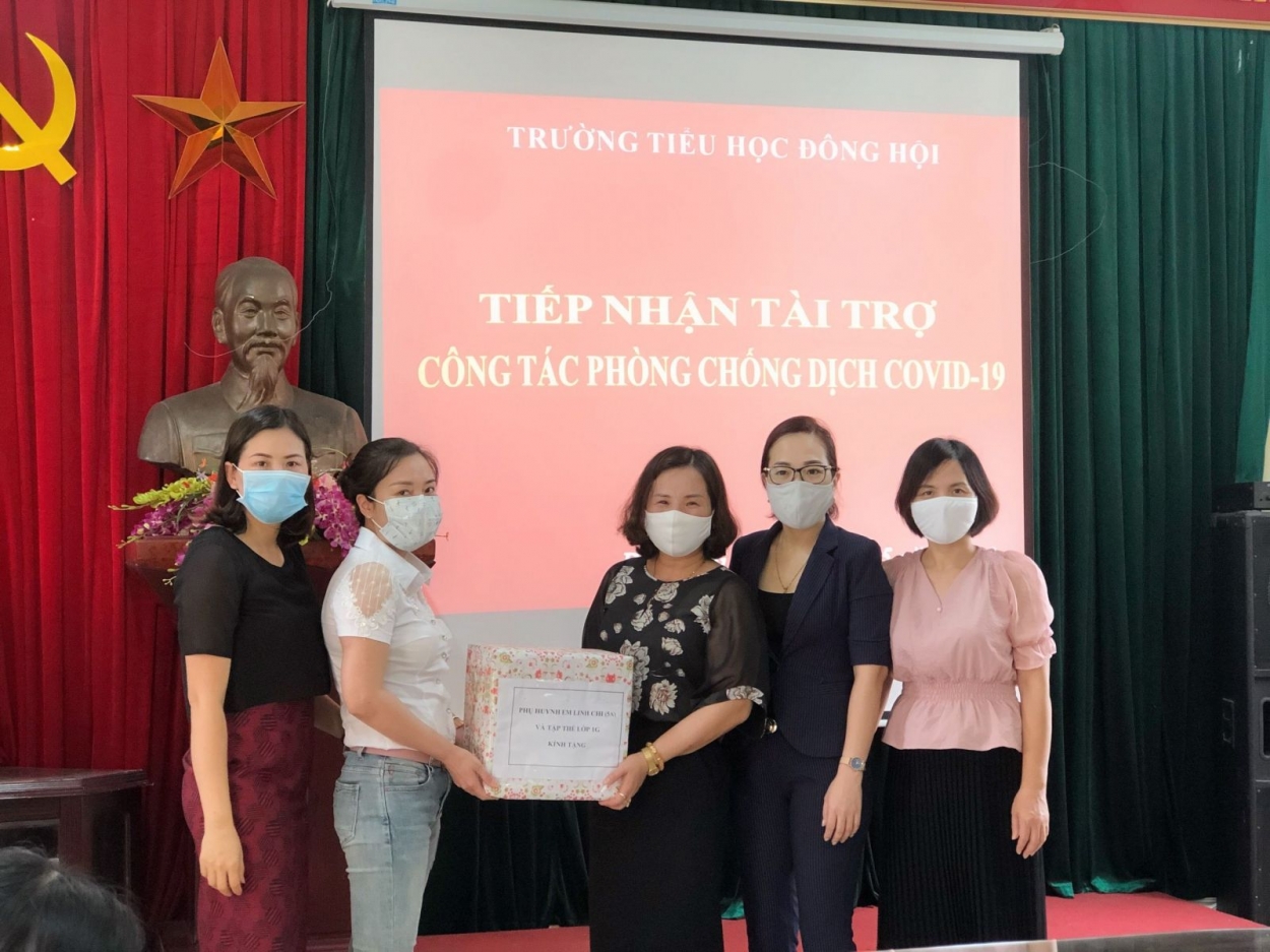 Đại diện Ban giám hiệu nhà trường tiếp nhận tài trợ