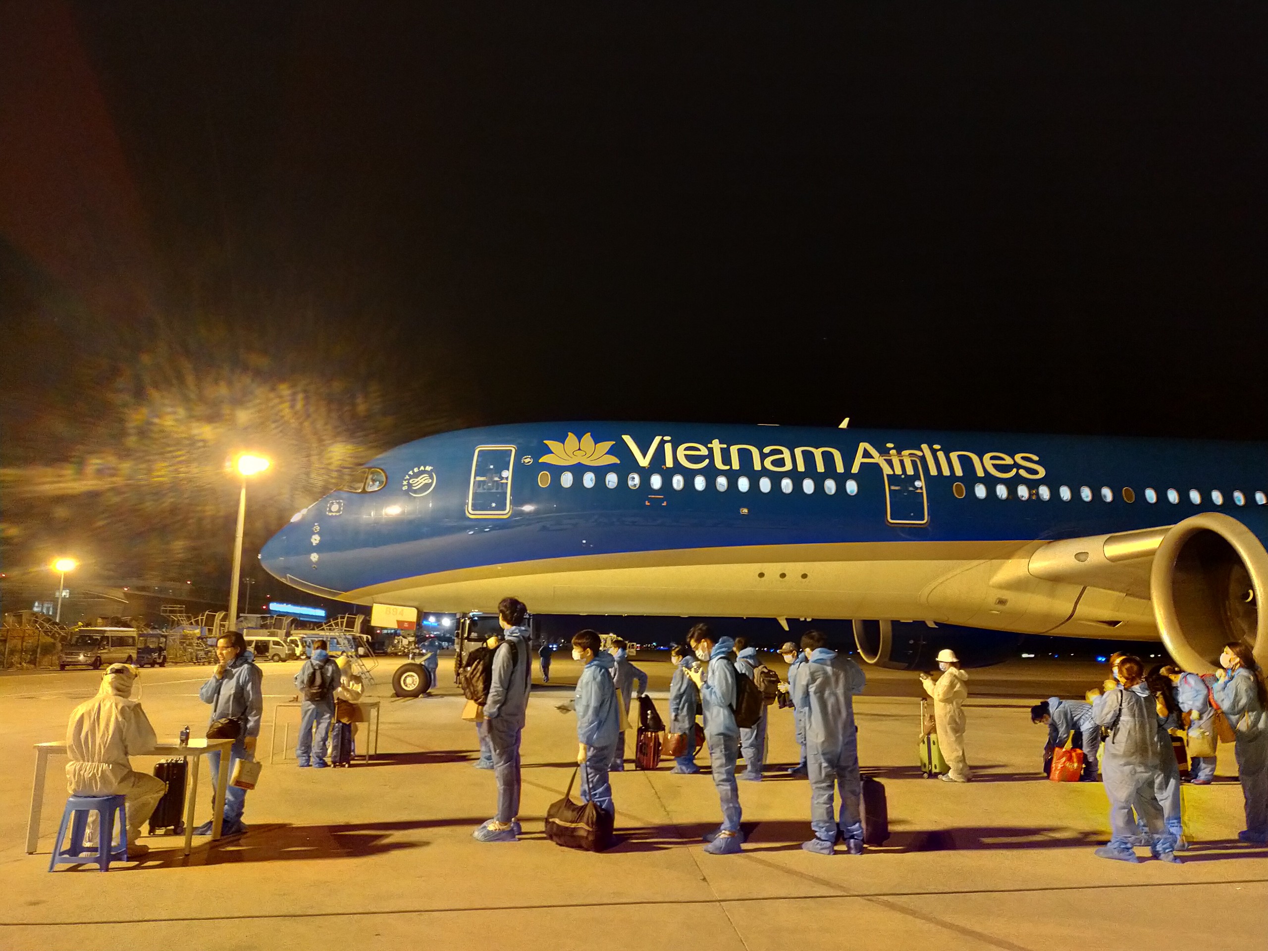 Hơn 270 công dân Việt Nam từ Malaysia về nước trên chuyến bay Vietnam Airlines