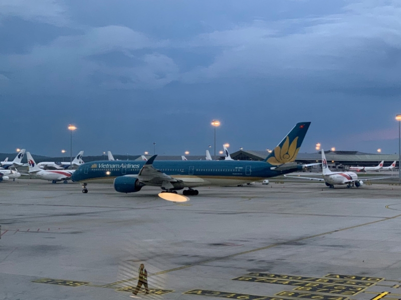 Tàu bay thân rộng Airbus A350 của Vietnam Airlines tại sân bay Kuala Lumpur sau khi bay từ TP Hồ Chí Minh để chở hàng hóa và trang thiết bị y tế viện trợ cho Malaysia
